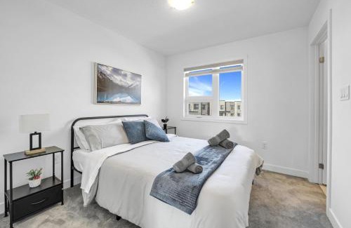 Burlington House | Posh 4 Bed Home with Backyard in Great Location