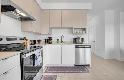 Burlington House | Posh 4 Bed Home with Backyard in Great Location