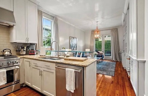 Uptown Historic District House | Posh fully furnished uptown home one block from St. Charles street car !