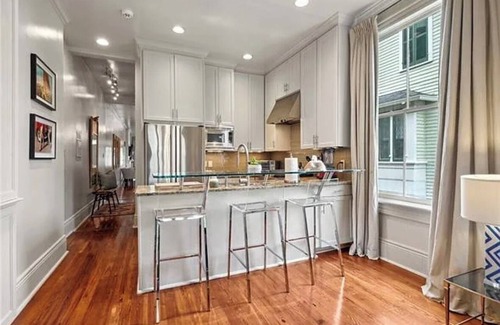 Uptown Historic District House | Posh fully furnished uptown home one block from St. Charles street car !