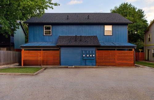 South Lamar House | Posh & Serene 2BR w Private Patio