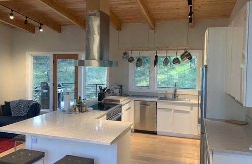 Hood River House | Post Canyon - Luxury oasis in Oregon's mountain bike capital.