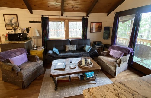 Rockbridge Cabin | Post-Time Cabin in Hocking Hills with Hot Tub on Private Fishing Lake