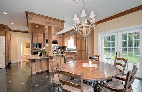 Potomac Villa | Potomac Mansion Close to Nature, Culture & DC