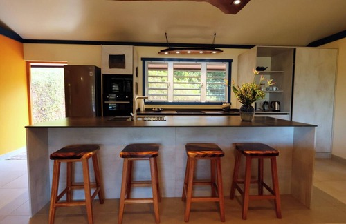 Huahine House | Potter's House TsukamotonAn artist house with a beautiful view in the lagoon n