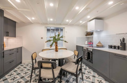London City Centre House | Pottter s Perch - Covent Garden - by Frankie Says