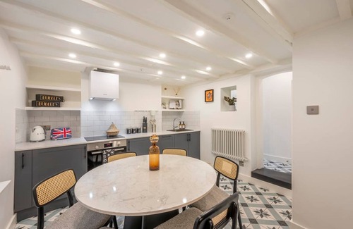 London City Centre House | Pottter s Perch - Covent Garden - by Frankie Says
