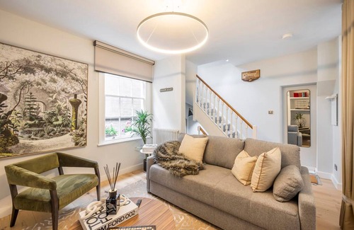 London City Centre House | Pottter s Perch - Covent Garden - by Frankie Says