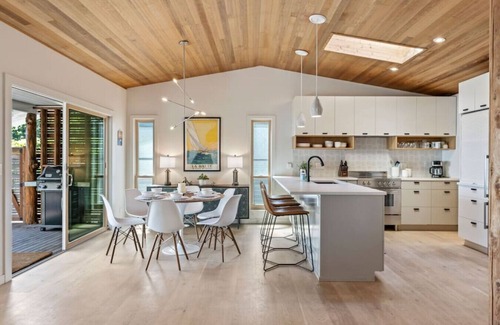 Poulsbo House | Poulsbo Shore Retreat w/Kayaks, SUPs, & Bikes!