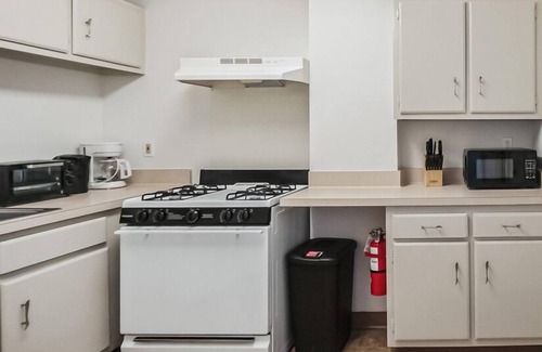 Downtown Harrisburg Apartment | PP 1301 Modern Corporate 2br, pool, Gym