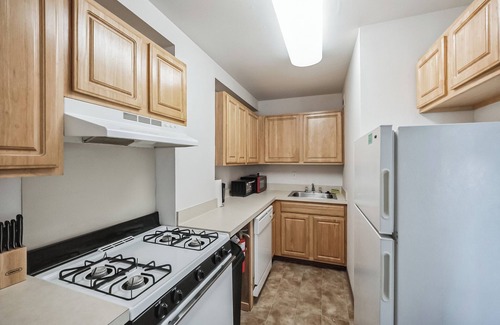 Downtown Harrisburg Apartment | PP 1306 Modern Corporate 1br, pool, Gym