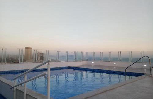 Maracana Apartment | Prédio com piscina na cobertura frente ao mar, apartamento para até 6 pessoas e 3 crianças até 8 anos, churrasqueira na sacada, Wi-Fi grátis, NÃO oferecemos roupas de cama e banho, 1 vaga de garagem, na Praia Grande-Vila Mirim