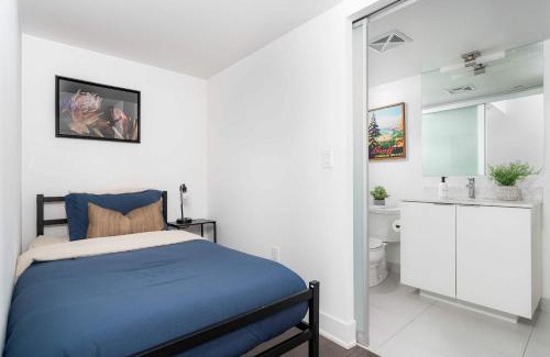 Bay Cloverhill Apartment | Practical Condo Downtown 3 Beds UofT