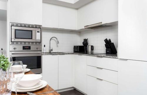 Bay Cloverhill Apartment | Practical Condo Downtown 3 Beds UofT