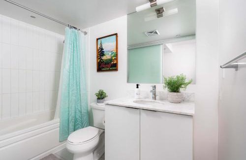 Bay Cloverhill Apartment | Practical Condo Downtown 3 Beds UofT