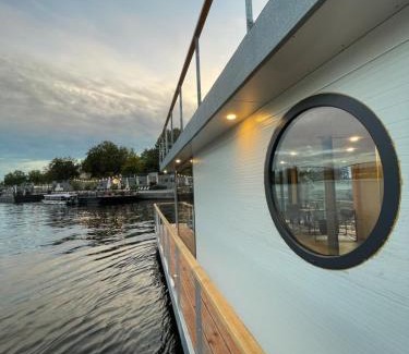 Smichov Boat Rental | Prague Stream