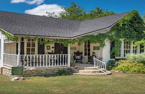 Glen Rose House | Prairie House. River Cabin. Sleeps 8