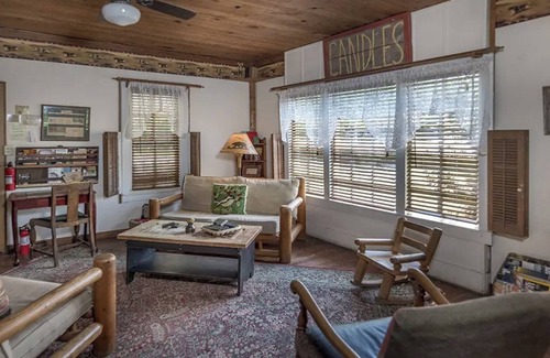 Glen Rose House | Prairie House. River Cabin. Sleeps 8