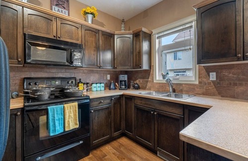 Sylvan Lake House | Prairie Oasis | Sleeps 16+ | BBQ, Fireplace & Loft!