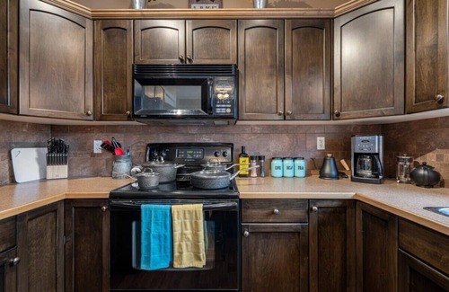 Sylvan Lake House | Prairie Oasis | Sleeps 16+ | BBQ, Fireplace & Loft!