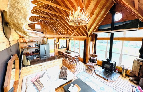 Downsville House | Pravite Cottage in the Woods