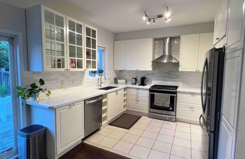 Richmond Hill House | Precious family friendly 4 bd , mins walk to wilcox lake.