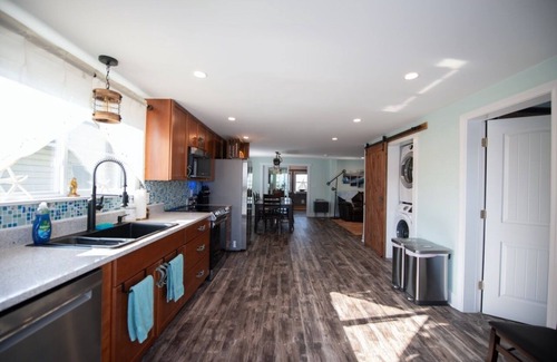 Hampton House | Premier, modern, fully renovated, Beach home.stroll to the beach in 3 minutes!