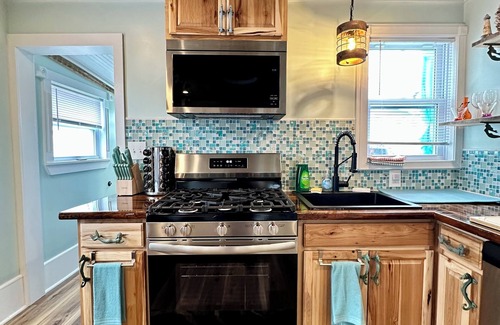 Hampton House | Premier, modern, fully renovated, Beach home.stroll to the beach in 3 minutes!