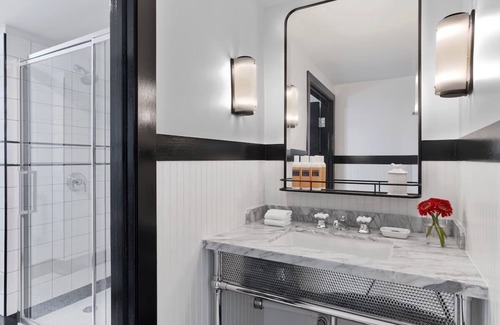 Mount Vernon Hotel | Premier Monument King at Art Boutique Hotel Revival Baltimore w/Rooftop Dining