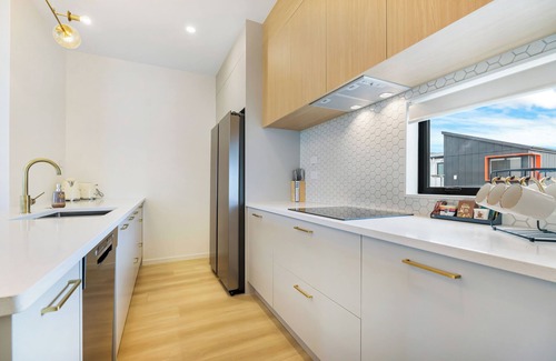 Auckland Central Business District House | Premier Parkview 3-Bedroom House with Garage Unit 43