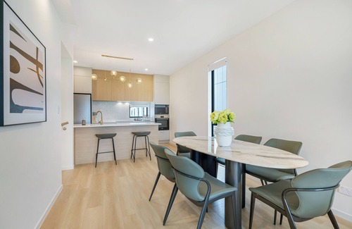 Auckland Central Business District House | Premier Parkview 3-Bedroom House with Garage Unit 43