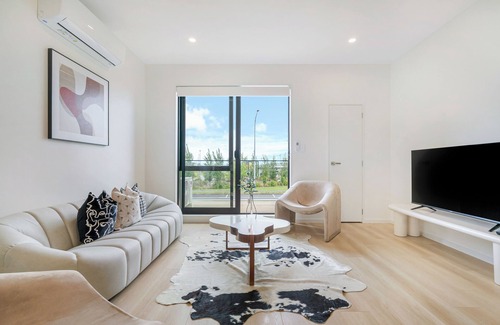 Auckland Central Business District House | Premier Parkview 3-Bedroom House with Garage Unit 43