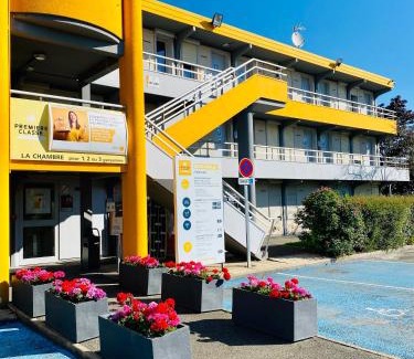 Elancourt Hotel | Premiere Classe St Quentin en Yvelines Elancourt