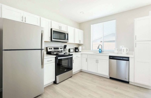 Glendale Apartment | Premium 3Bed | 2BR | 2Bath | 70" Smart TV | 2Bath