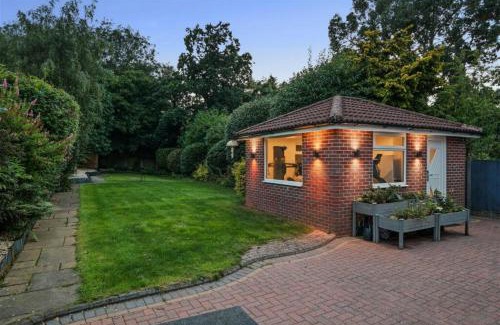 Seisdon House | Premium 4BR Family Home w/Garden Annex and Gym