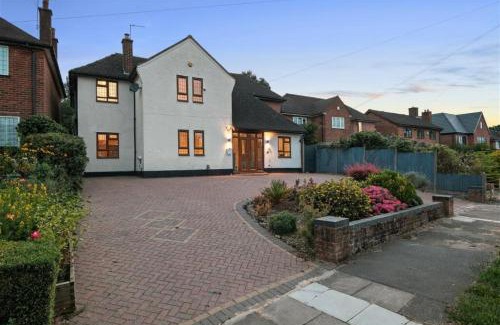 Seisdon House | Premium 4BR Family Home w/Garden Annex and Gym