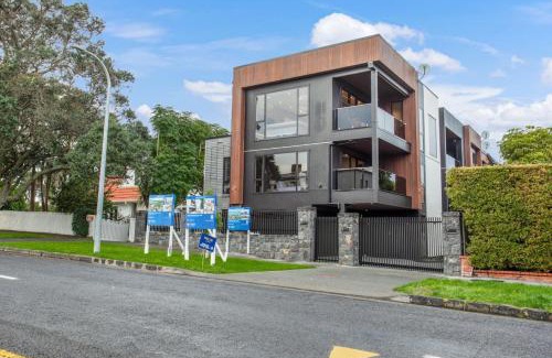 Orakei House | Premium Abode with Lift and Water Views