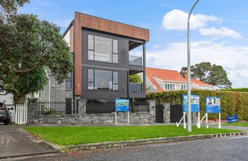 Orakei House | Premium Abode with Lift and Water Views