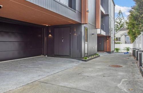 Orakei House | Premium Abode with Lift and Water Views