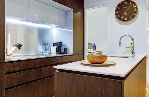Newton Apartment | Premium Cityscape Abode w Skytower view & Parking