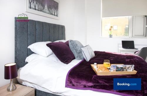 Northern Quarter Apartment | Premium Deals on Modern 2 -Bed 2-Bath Central City for Movers & Pros by Hedgerow l Embrace comfort and ease with our inviting 2 bedroom apartment l Attractions like Science and Industry Museum, Manchester Museum & Manchester Art Gallery