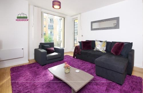 Northern Quarter Apartment | Premium Deals on Modern 2 -Bed 2-Bath Central City for Movers & Pros by Hedgerow l Embrace comfort and ease with our inviting 2 bedroom apartment l Attractions like Science and Industry Museum, Manchester Museum & Manchester Art Gallery