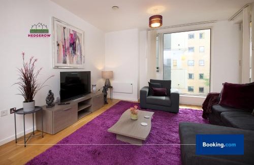 Northern Quarter Apartment | Premium Deals on Modern 2 -Bed 2-Bath Central City for Movers & Pros by Hedgerow l Embrace comfort and ease with our inviting 2 bedroom apartment l Attractions like Science and Industry Museum, Manchester Museum & Manchester Art Gallery