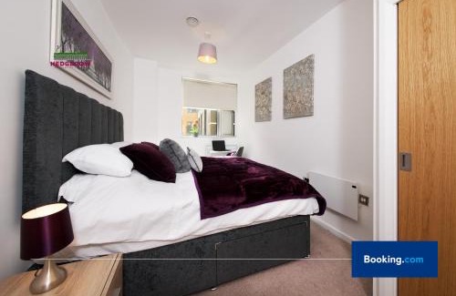 Northern Quarter Apartment | Premium Deals on Modern 2 -Bed 2-Bath Central City for Movers & Pros by Hedgerow l Embrace comfort and ease with our inviting 2 bedroom apartment l Attractions like Science and Industry Museum, Manchester Museum & Manchester Art Gallery