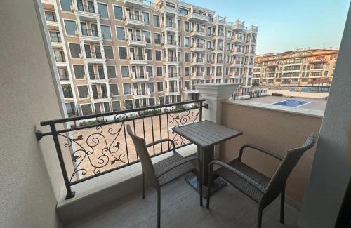 Yurta Apartment | Premium Ferienwohnung SWETI WLAS Polarstar Beach Luxury Apartment 150 m zum Strand Pool 3 Balkone Meeresblick Google TV bis zu 6 Personen