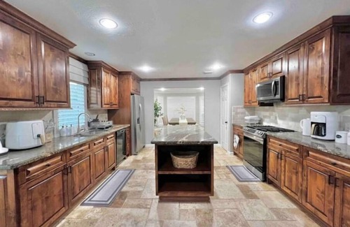 Mission Bend House | Premium Heated Pool House with Game Room