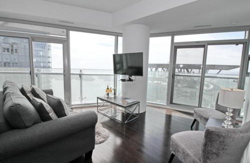 Toronto Entertainment District Apartment | Presidential 2+1BR Condo, Entertainment District (Downtown) w/CN Tower View, Balcony, Pool & Hot Tub