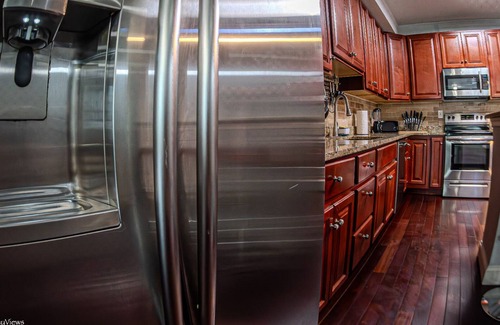 Washington House | Presidential Style Retreat up to 22 guests! Pet Friendly and Free Parking!
