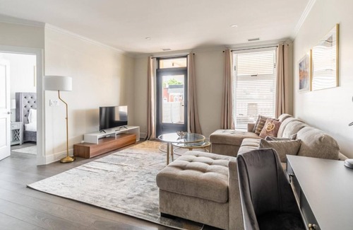 Smiths Falls Apartment | Presidential Suite