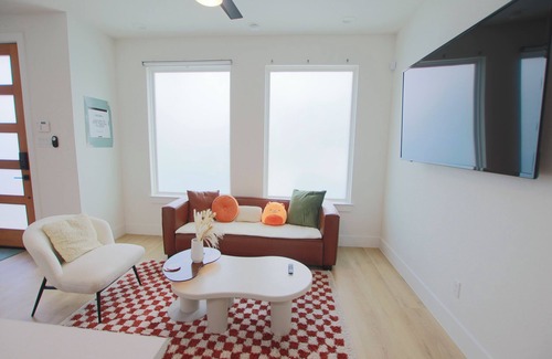 Northside House | Prestige 2BR/3BA Home Two Levels Work-Ready & Family-Friendly